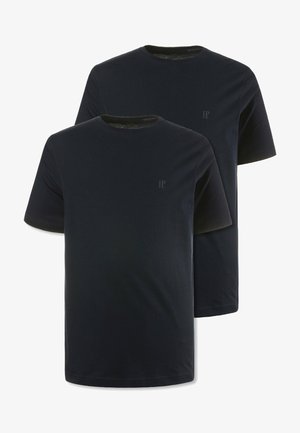 Zwei marineblaue Baumwoll-T-Shirts mit kurzen Ärmeln, Rundhalsausschnitten und dezenten Logo-Akzenten auf der Brust. Glatte Textur, schlichtes Design.