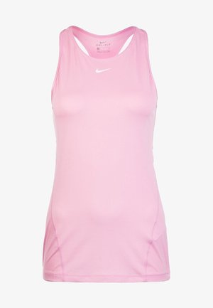 Różowy top sportowy Dri-FIT z plecakiem, z teksturowanej tkaniny i małym białym logo Nike na piersi.