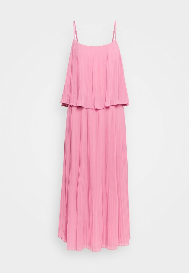 Robe maxi plissée rose sans manches avec fines bretelles et détail corsage superposé sur fond blanc.
