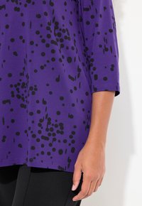 Ulla Popken POLKA DOT 3/4 SLEEVE SPLIT NECK  - Långärmad tröja - purple