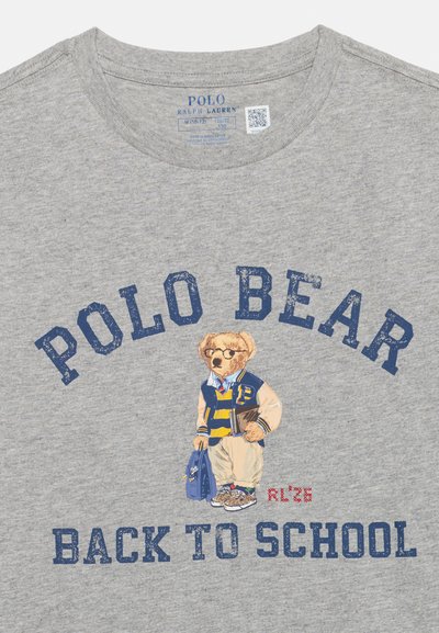 Γκρι πουκάμισο με το κείμενο "Polo Bear Back to School" και μια εικόνα μιας αρκούδας που φορά γυαλιά, ένα varsity μπουφάν και κρατά μια τσάντα και ένα βιβλίο.