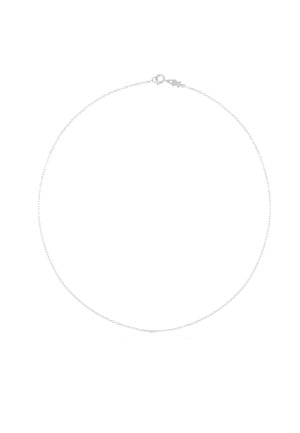 Collar de cadena de plata delgada y delicada con un pequeño cierre de resorte y una etiqueta sobre un fondo blanco.