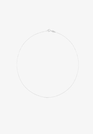 Collana sottile in argento delicato con un piccolo gancio a molla e un'etichetta su sfondo bianco.