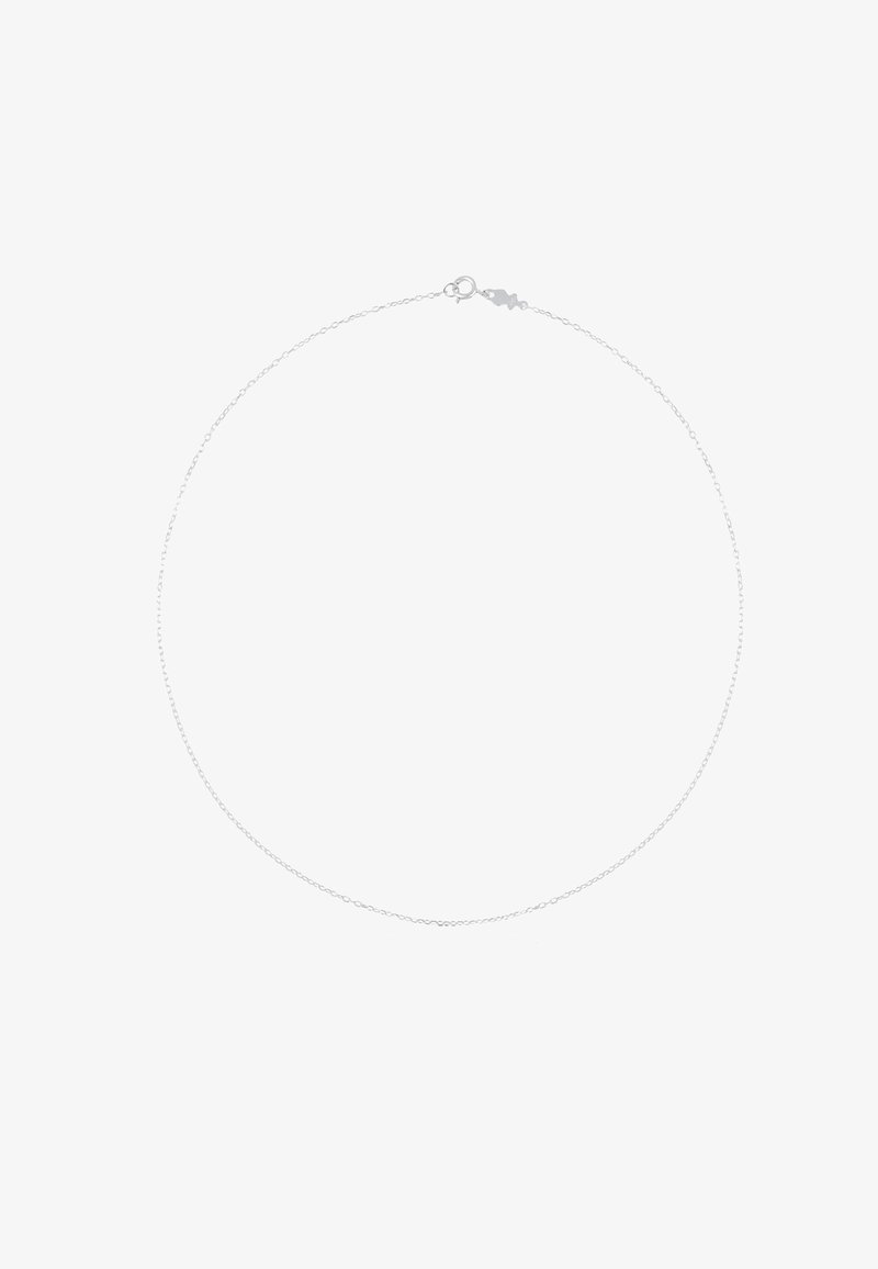 Collar de cadena de plata delgada y delicada con un pequeño cierre de resorte y una etiqueta sobre un fondo blanco.