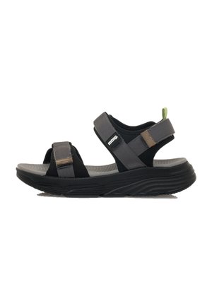 Sandale noire et grise avec des sangles réglables, semelle intérieure texturée et semelle matelassée. Présente un accent vert au talon pour un détail supplémentaire.