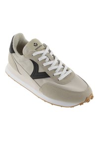 Sneaker beige e nera con tomaia in suede e sintetico, lacci bianchi, colletto imbottito e suola in gomma con battistrada strutturato.