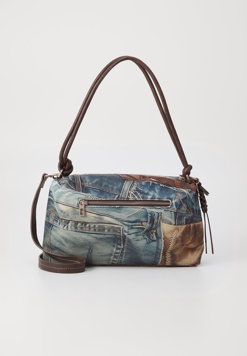 Sac d'épaule à motif jean avec une poche zippée, une sangle en simili cuir marron, et des détails de couture visibles, avec une forme rectangulaire.