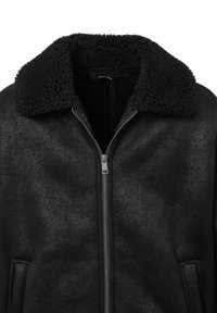 Schwarze Schaffelljacke mit strukturiertem Finish, Reißverschluss und breitem, flauschigem Kragen. Besitzt zwei Fronttaschen und ein glattes Futter.