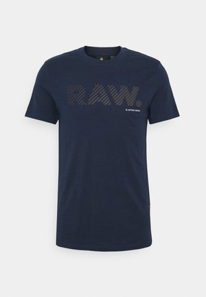 T-shirt bleu marine à manches courtes avec "RAW." en grandes lettres rayées et le texte plus petit "G-STAR RAW" sur la poitrine.