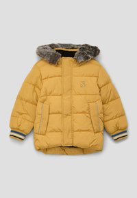 Gele gewatteerde jas met een nepbont capuchon, een rits aan de voorkant en twee zijzakken. De manchetten hebben blauwe en witte gestreepte accenten.