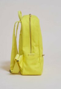 Gul ryggsäck med ett dragkedjehuvudrum, justerbara remmar och en framficka. Tillverkad av hållbart tyg med en slät yta.