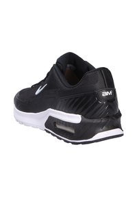 Scarpa da ginnastica nera con tomaia in rete, intersuola bianca e suola in gomma testurizzata. Presenta un sistema di ammortizzazione ad aria visibile e dettagli con logo.