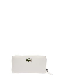 Portefeuille texturé blanc avec un logo de crocodile brodé vert à l'avant, doté d'une fermeture éclair et d'un design simple.