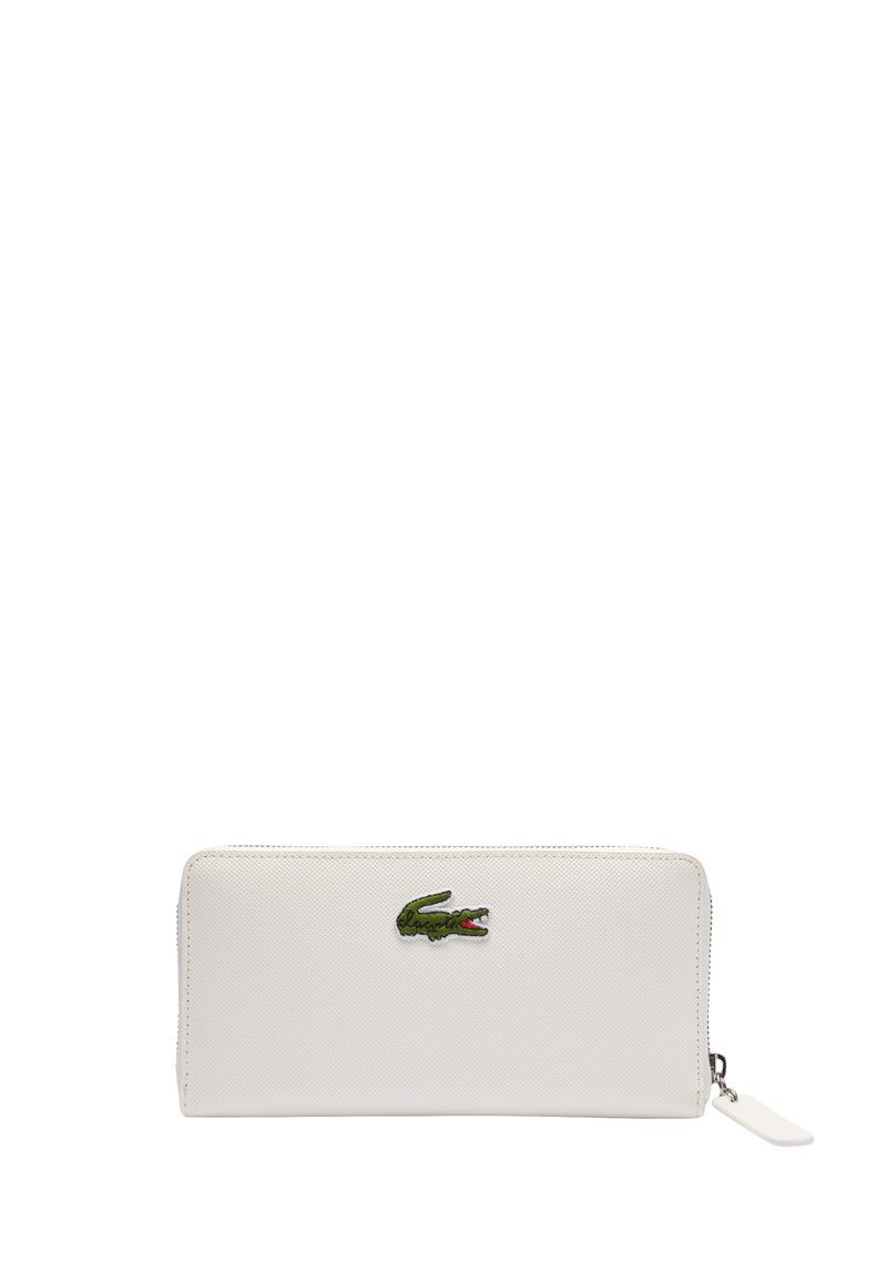 Portefeuille texturé blanc avec un logo de crocodile brodé vert à l'avant, doté d'une fermeture éclair et d'un design simple.