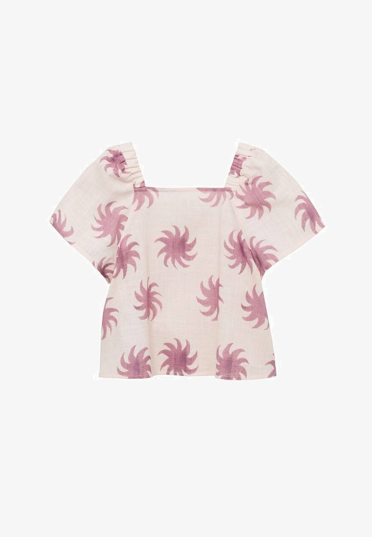 Lätt krämfärgad blus med korta, puffade ärmar. Den har en fyrkantig halsringning och ett palmbladsmönster i dämpade rosa nyanser.