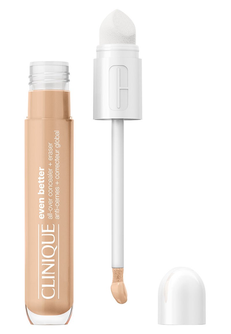 Clinique Even Better concealer in een doorzichtig flesje, met een tan vloeistof en een zachte applicatortip, afgesloten met een witte koepelvormige dop.