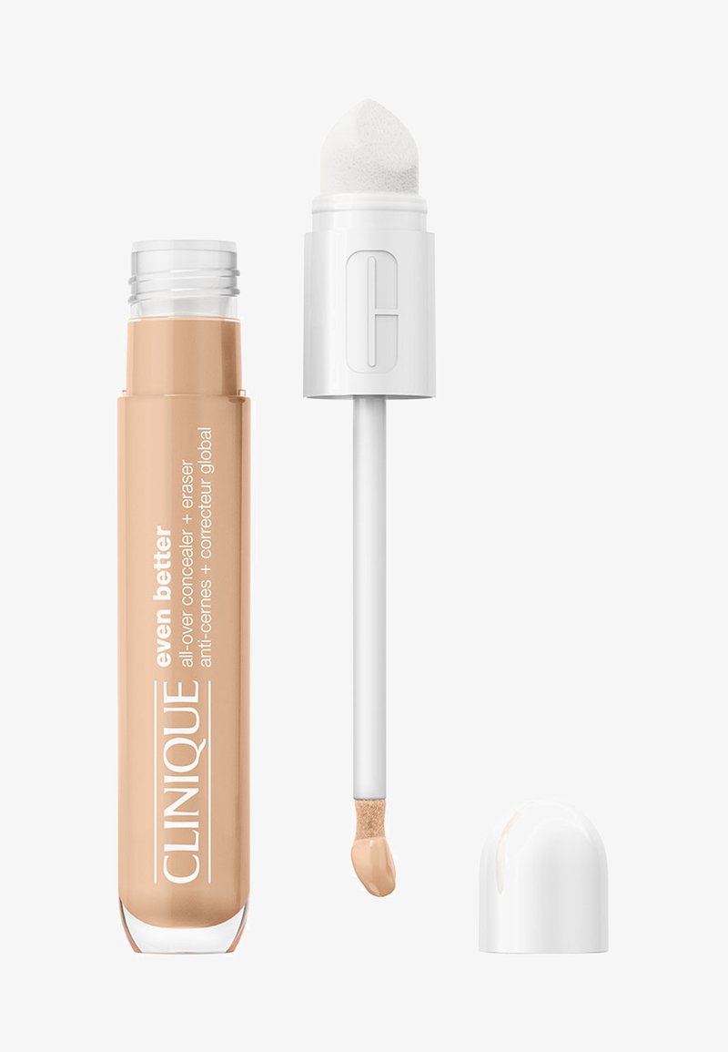Clinique Even Better concealer i en klar tube, med en tan-farget væske og en myk applikator-tipp, dekket med et hvitt kuppellokk.