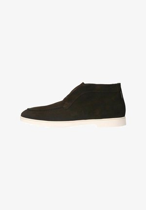 Braune Wildleder-Ankelstiefel mit designreichem Look, elastischer Seitenpartie und einer weißen Gummisohle, ausgestattet mit minimalen Nähdetails.