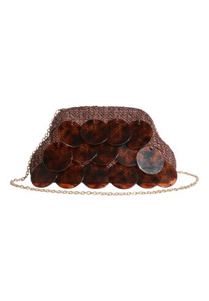 Pochette tressée marron ornée de grands disques en écaille et d'une fine chaîne dorée, sur un fond blanc.