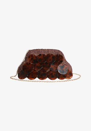 Pochette tressée marron ornée de grands disques en écaille et d'une fine chaîne dorée, sur un fond blanc.