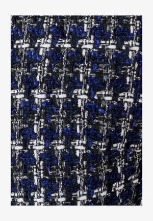 Primer plano de tela tejida con textura, con hilos negros, azules, blancos y plateados metálicos que crean un patrón parecido a una cuadrícula.