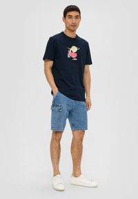 s.Oliver MIT FRONTPRINT - T-Shirt print - navy