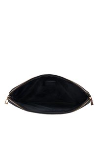 Borsa in pelle nera con zip aperta per mostrare l'interno in morbido tessuto e dettagli in metallo dorato su sfondo bianco.