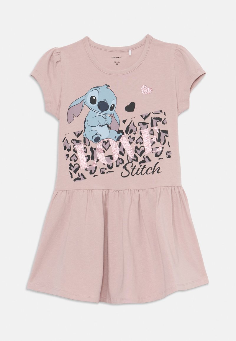 Vestido rosa de mangas curtas, feito de algodão, com uma personagem Stitch estampada, texto brilhante e uma saia rodada com um padrão de estampado de leopardo.