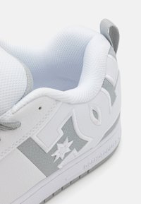 DC Shoes COURT GRAFFIK UNISEX - Obuća za skateboard - white/grey