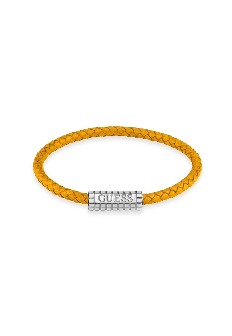 Gelber geflochtener Lederarmband mit einem strukturierten silbernen Guess-Logo-Verschluss. Das Design ist rund und sitzt bequem am Handgelenk.