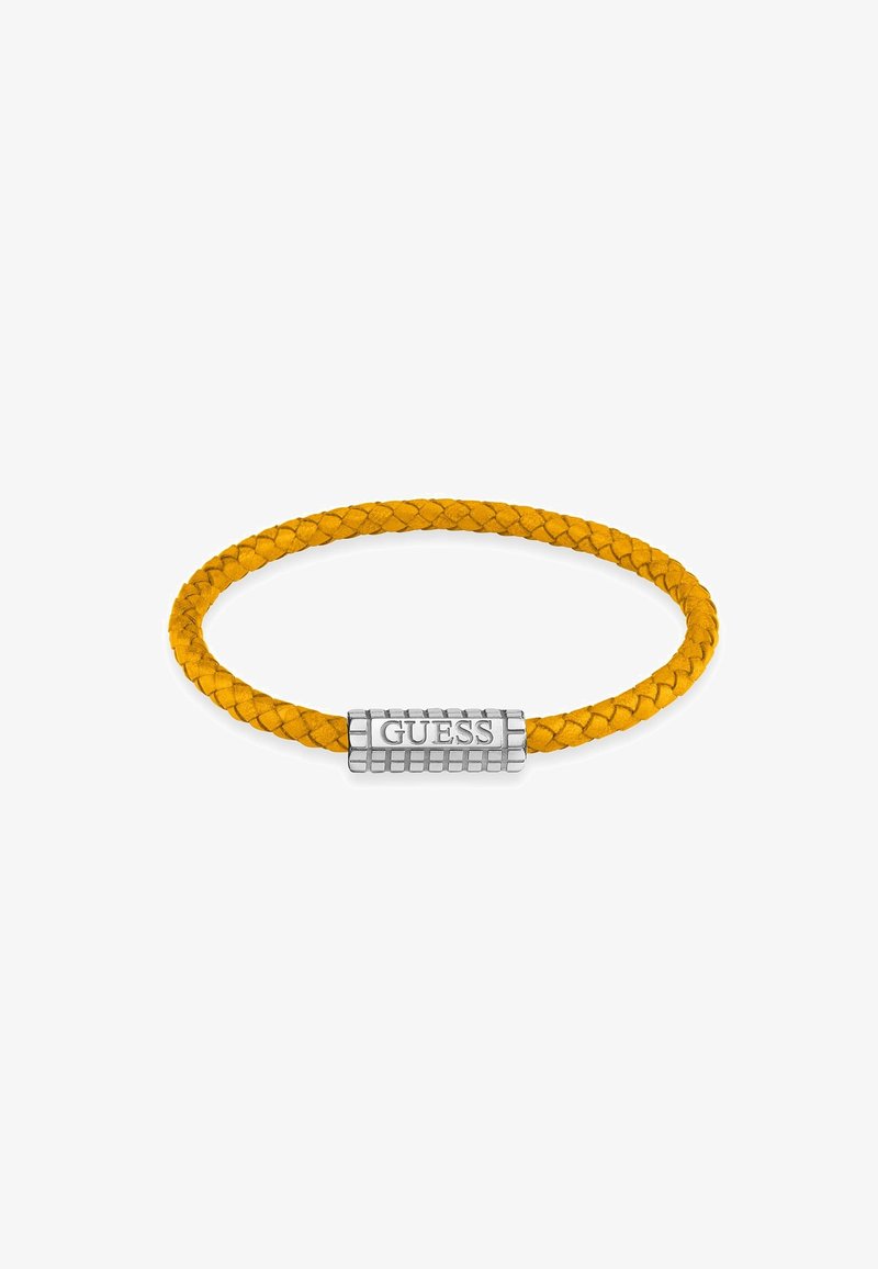 Gelber geflochtener Lederarmband mit einem strukturierten silbernen Guess-Logo-Verschluss. Das Design ist rund und sitzt bequem am Handgelenk.