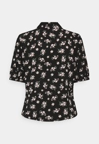 Musta lyhythihainen paita, jossa on kukkakuosi, jossa on vaaleanpunaisia kukkia ja vihreitä varsia, kauluspaita-malli ja rento istuvuus.