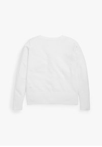 Witte gebreide trui met lange mouwen, een ronde halslijn en een ribgebreide zoom. Gladde textuur en eenvoudig design, zonder zichtbare patronen of accenten.