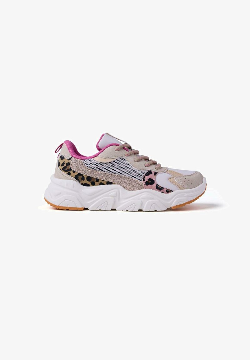 Scarpa da ginnastica chunky con mesh beige e dettagli con stampa leopardata. Presenta stringhe e collarino rosa, suola in gomma bianca e dettagli texturizzati.