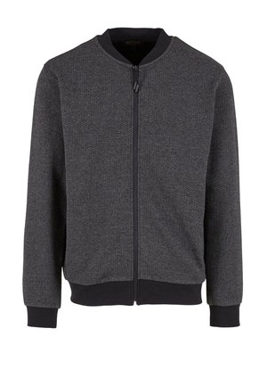 Šedá bomber bunda s texturovaným pleteným vzorem, elastickými manžetami a lemem, a předním zipovým zapínáním. Jednoduchý design, bez ozdob, s černými akcenty.