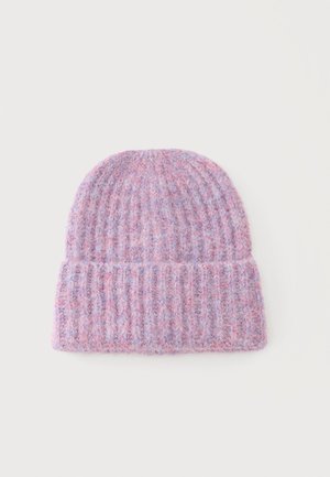 Miękka dzianinowa czapka typu beanie w różowych i lawendowych odcieniach z prążkowaną fakturą i podwiniętym brzegiem, ułożona płasko na jasnym tle.