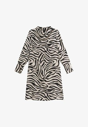 Zebraternet kjole i creme og sort, med lange ærmer, høj hals og en flydende silhuet med en glat tekstur.