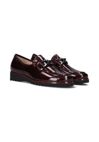 Patente bordeauxleren schoenen met een glanzende afwerking, voorzien van een zwarte gespaccent en een getextureerde rubberen zool. Minimalistisch design.