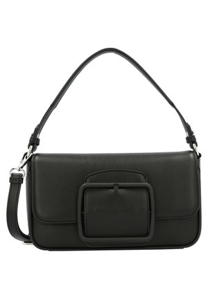 Czarna prostokątna skórzana torebka z dużą ozdobną klamrą na przedniej klapie oraz regulowanym paskiem na ramię.
