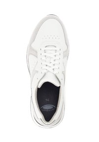 Witte sneaker met een gladleren bovenwerk en grijze suède accenten, ronde neus, geperforeerd ontwerp en platte veters. Zwarte binnenzool.