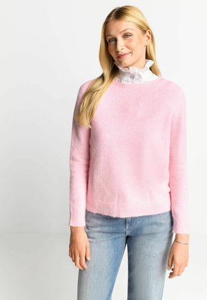 Helles rosa Sweatshirt mit weicher Textur, Rundhalsausschnitt, geripptem Saum und langen Ärmeln, kombiniert mit hellblauen Jeans. Weißer Rüschkragen sichtbar.