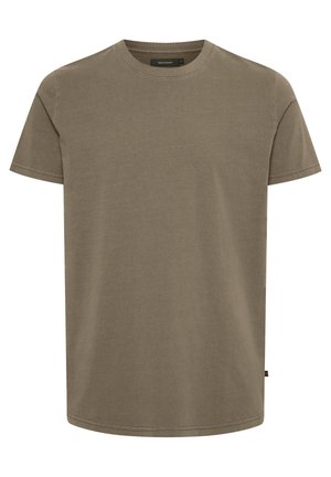 T-shirt marron uni à manches courtes avec col rond, coutures visibles et une petite étiquette en tissu sur la couture latérale.