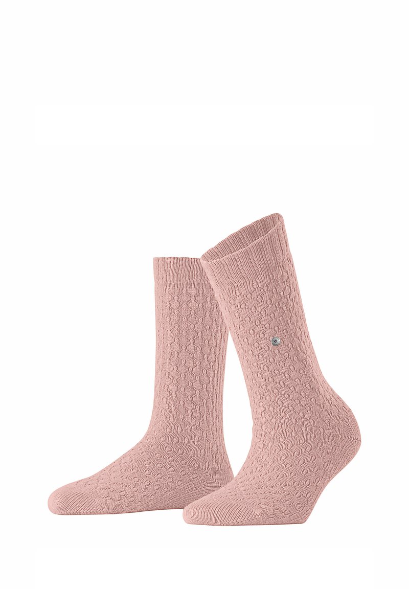 Chaussettes tricotées roses avec un motif texturé, une bordure côtelée et un petit accent décoratif en argent sur le côté.