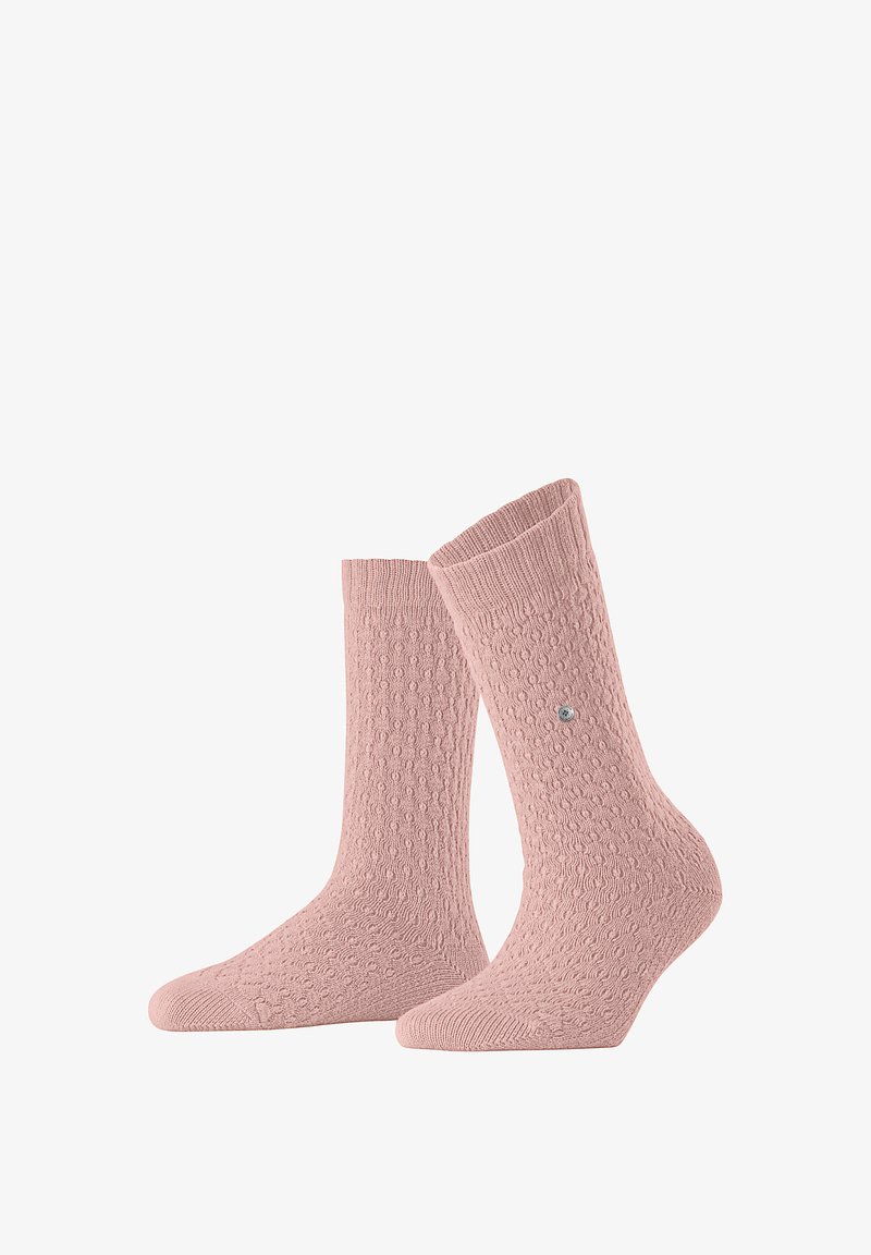 Chaussettes tricotées roses avec un motif texturé, une bordure côtelée et un petit accent décoratif en argent sur le côté.
