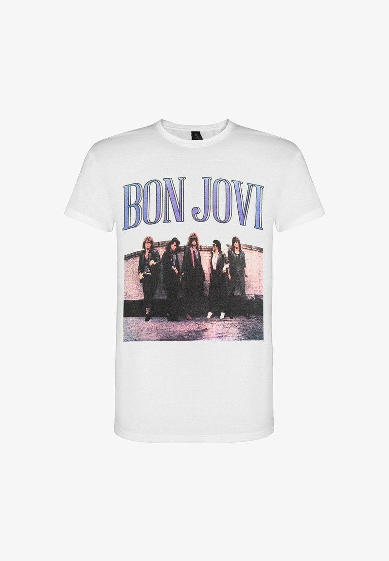 Bílý bavlněný tričko s potiskem na přední straně, který zobrazuje pět členů kapely, s nápisem "BON JOVI" vytištěným velkými fialovými a modrými písmeny nahoře.