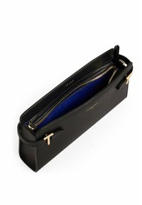 Clutch nera con texture e hardware dorato, dotata di chiusura a zip. Interno rivestito in tessuto blu. Presenta un manico laterale per un facile trasporto.