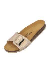 Sandal in pelle bianca con una fibbia dorata e una fascia testurizzata. Il plantare è in suede marrone e la suola è chiara con un design ondulato.