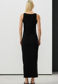 Next SQUARE NECK BUTTON DOWN COLUMN MIDI - Haljina od žerseja - black