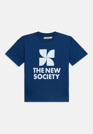Marineblaues kurzärmeliges T-Shirt mit weißer stilisierter Windmühlen-Grafik und dem Text „THE NEW SOCIETY“ zentriert auf der Vorderseite.