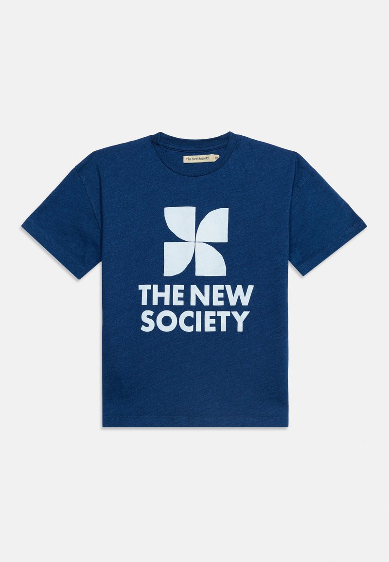 Tamnoplava majica kratkih rukava s bijelom stiliziranom grafikom vjetrenjače i tekstom "THE NEW SOCIETY" u sredini sprijeda.